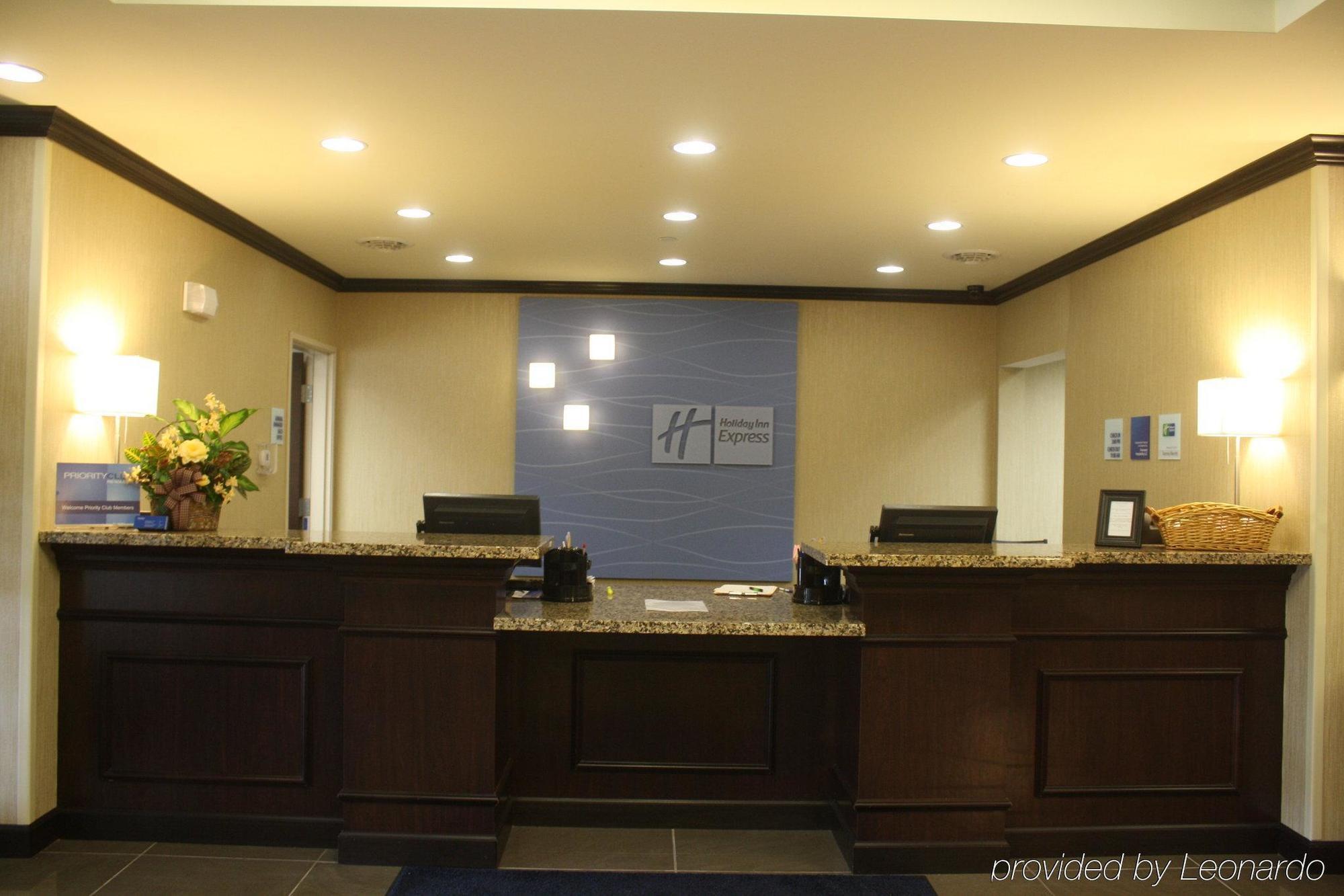 Holiday Inn Express & Suites Fairmont, An Ihg Hotel Interior photo