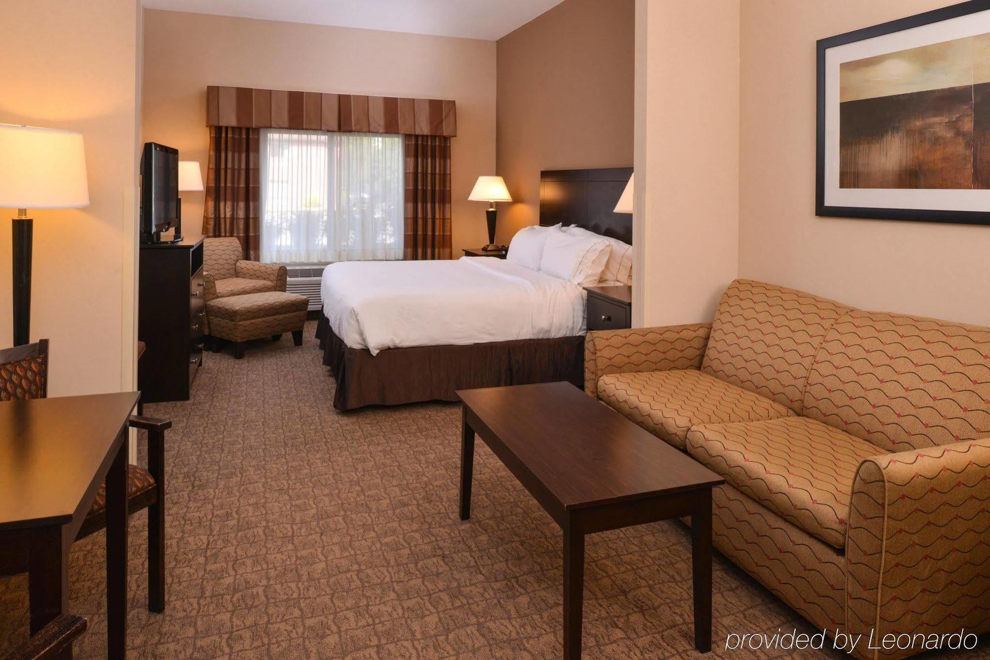 Holiday Inn Express & Suites Fairmont, An Ihg Hotel Exterior photo